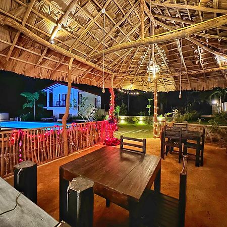 Finch Tangalle Bagian luar foto